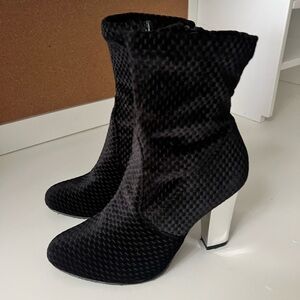 Elegant Black Textured Women's Boots